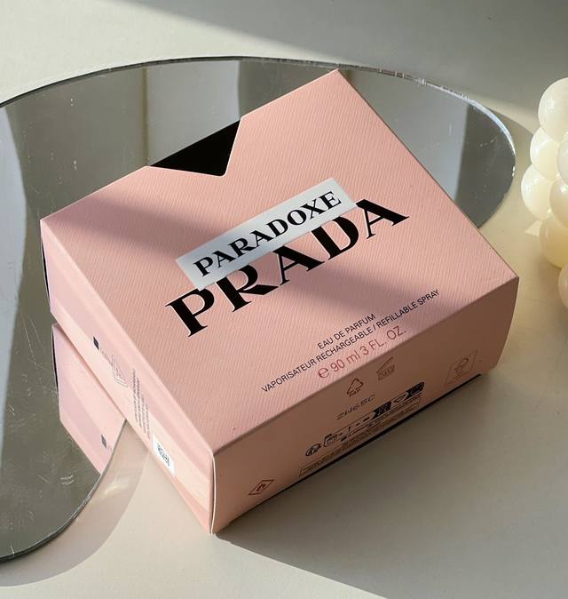 专柜品质 Prada新香我本莫测 非世俗艺术香氛来袭prada堪称香水届哲学家 这次的新香 瓶身的设计是prada经典三角标志 在神秘又大胆的同时杂糅了特别的花
