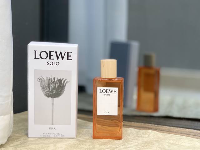 专柜品质 Loewe 罗意威独奏宣言 独奏乐章女士香水100毫升 这是一款花果香调的淡香 不容易撞香 非常有个性的一瓶香水 刚喷的时候有蜜桃和甜橙的水果香味但是