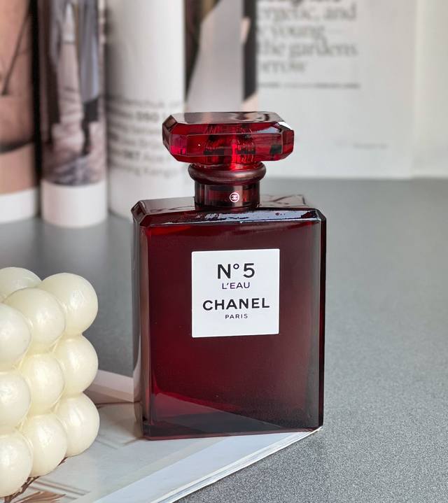 专柜品质 Chanel香奈儿 红瓶n 5号淡香香水 规格:100Ml 香奈儿五号香水红色限量版作为很多人的第一瓶香水 相信大家对香奈儿 N5非常熟悉了 香水的开