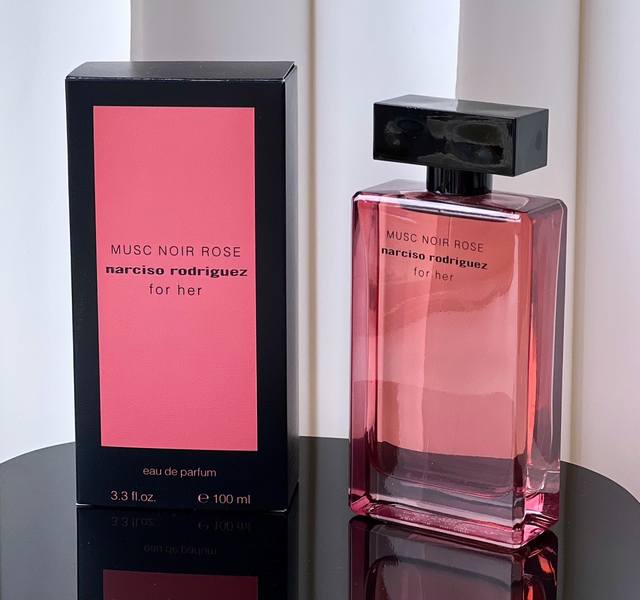 专柜品质 纳西素2022新品 Musc Noir Rose For Her 玫瑰色的玻璃瓶身 成为了女生们无法拒绝它的第一个理由 开场白 是华丽而性感的玫瑰香味