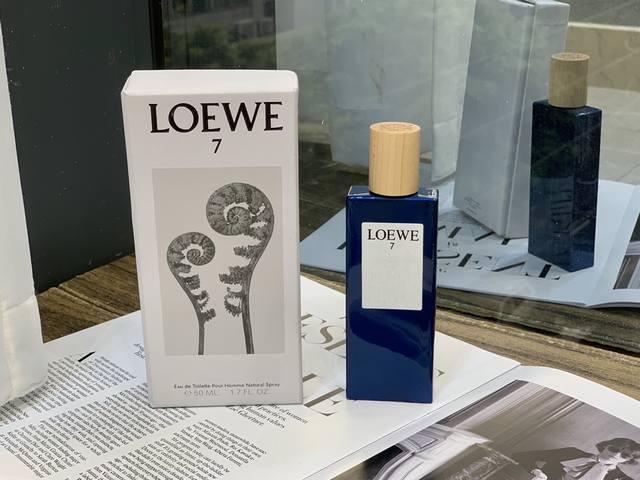 专柜品质 Loewe罗意威第七乐章50Ml 这款香水的味道让我觉得有一种很虔诚的味道 但是它不是那种年迈成熟感 反而给我很轻松的感觉 像是在一个欧洲的教堂里 是