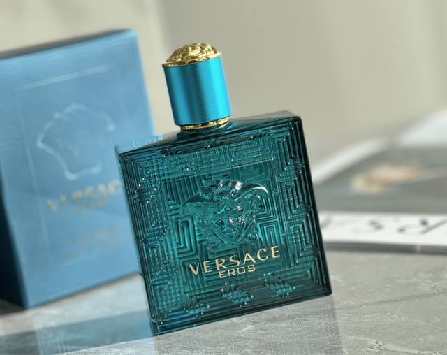 专柜品质 以希腊爱神为名的范思哲 爱神 香水 旨在向范思哲 时装屋创始人 Gianni Versace 致敬 前调是青苹果 柠檬伴随清凉的薄荷 带来清新奔放却