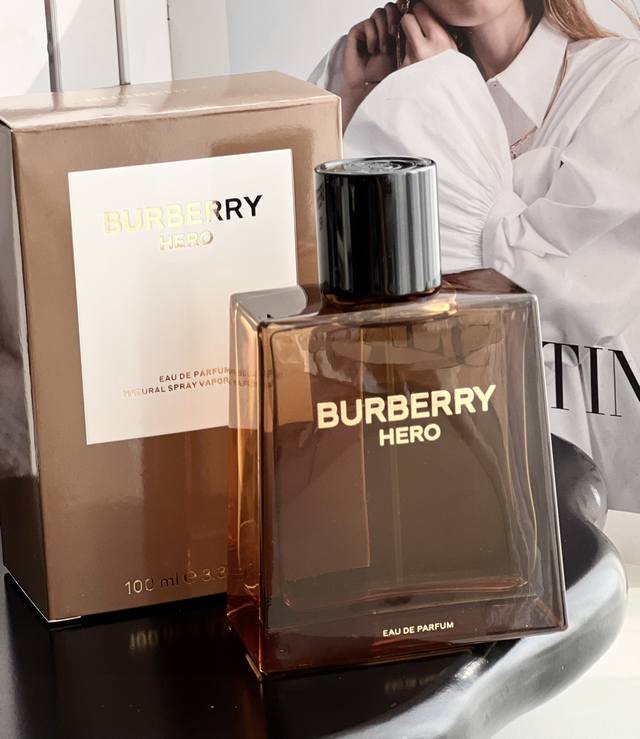 专柜品质 新品首发 Burberry博柏利hero英雄香男士香水木质香持久留香 开篇 是纯粹的松针气息 展现的是游刃有余的利落感 朝气十足 过渡到中调安息香 暖