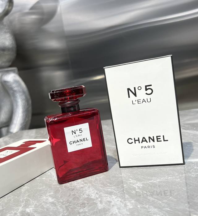 专柜品质 特殊渠道货源 Chanel香奈儿 红瓶n 5号edt淡香香水100Ml 香奈儿五号香水红色限量版作为很多人的第一瓶香水 相信大家对香奈儿 N5非常熟悉