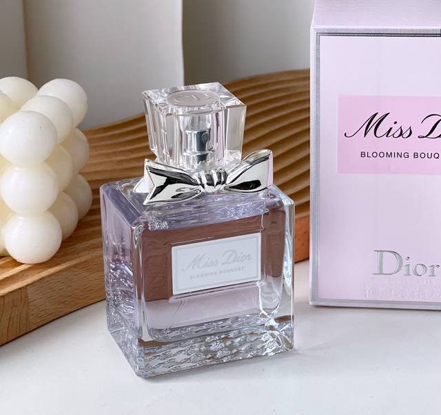专柜品质 Dior迪奥 Missdior迪奥小姐花漾淡香型香水 Miss Dior 是第一个也是唯一 一个 时装与香氛同时诞生的系列 是市面上首款时装香氛 她是