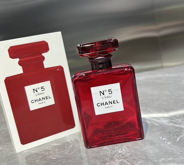 专柜品质 Chanel香奈儿 红瓶n 5号edt淡香香水100Ml 香奈儿五号香水红色限量版作为很多人的第一瓶香水 相信大家对香奈儿 N5非常熟悉了 香水的开瓶