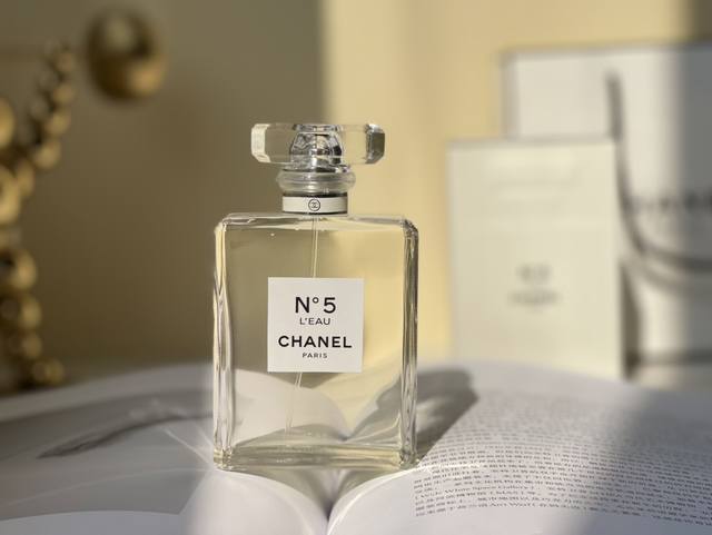 专柜品质 香奈儿5号-清新之水 100Ml 香奈儿n 5至今都是一个永恒的经典,最早把醛引入香水业,这也就是n 5为什么是世界最经典的香水之一的原因,首款n 5