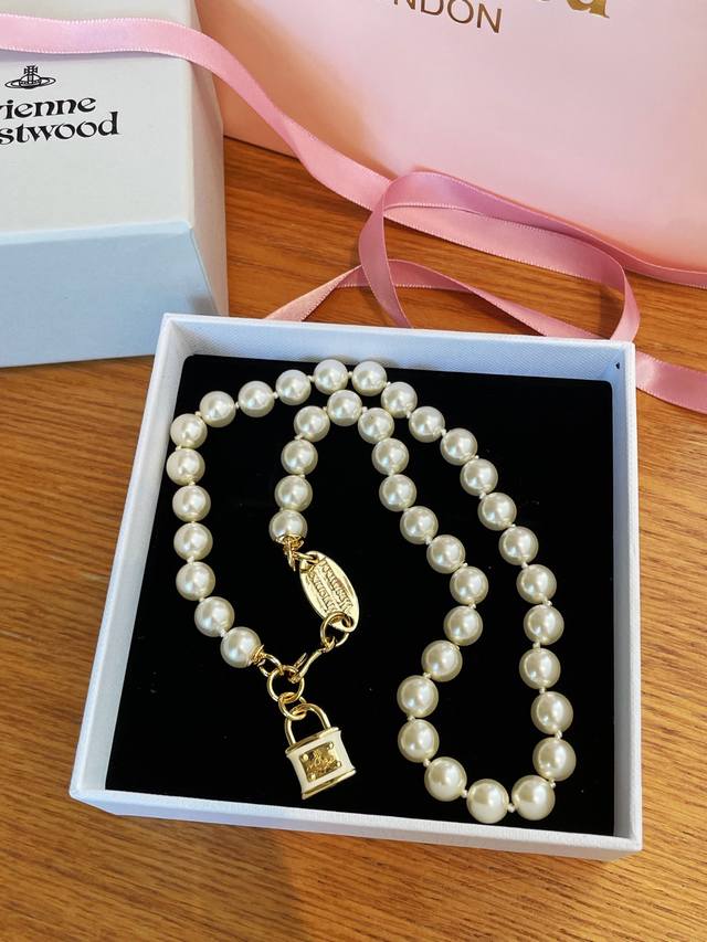 带包装薇薇安西太后锁头珍珠项链 非常温柔且高级的锁头造型 上耳真的特别气质 而且质感绝绝好