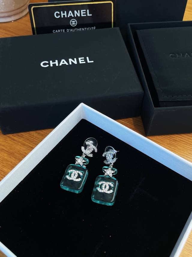 带包装小香新款香水瓶耳环 白色满钻搭配蓝晶色造型 也太唯美浪漫了吧 上耳真的好看又气质