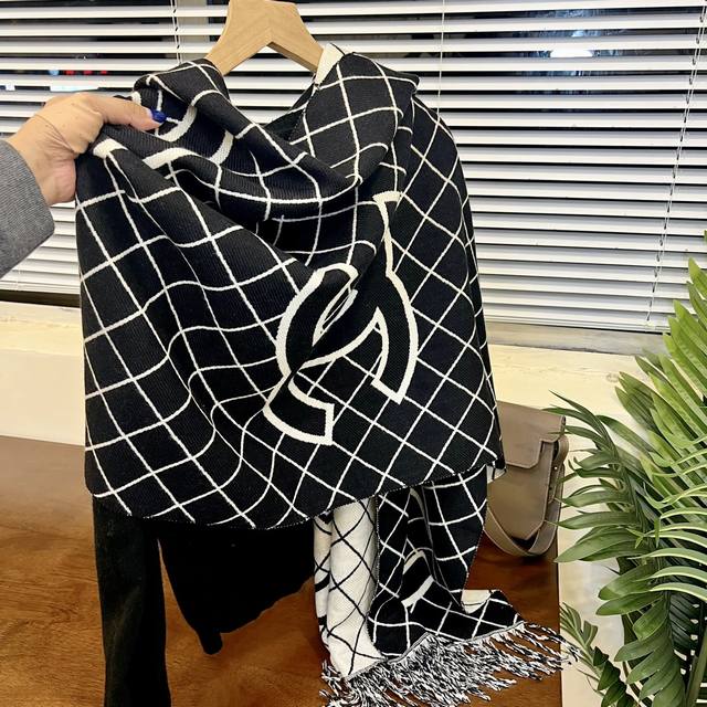 秋冬新款围巾 包芯纱质地 柔和保暖 双面双色 做工精美 既是围巾又可以做披肩 尺寸180:65