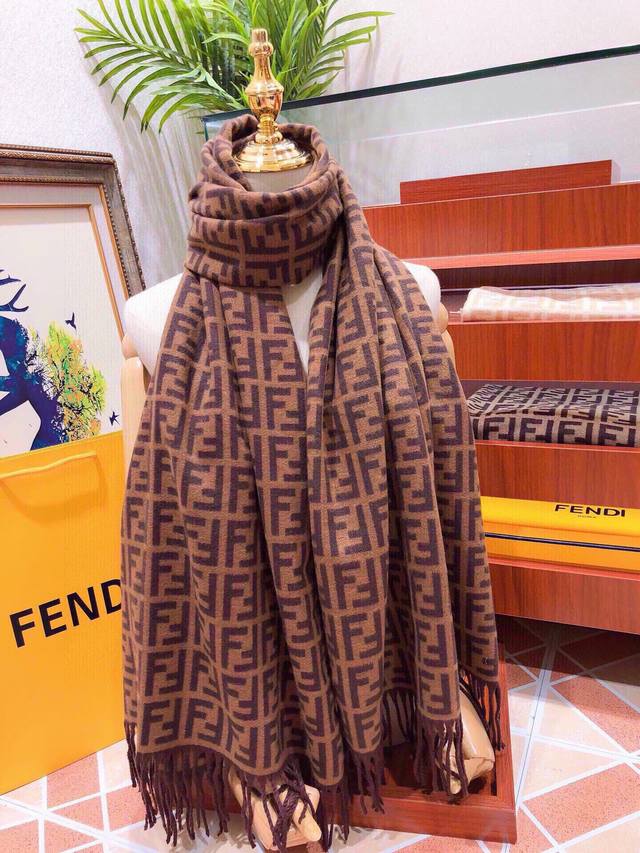 芬迪 Fendi 2023 火爆新款以其精湛的工艺技术和源源不断的想像力 成为当代最具艺术魅力法国巴黎的高档品牌 下方充满奢华气息的芬迪灵魂logo 为时尚的围