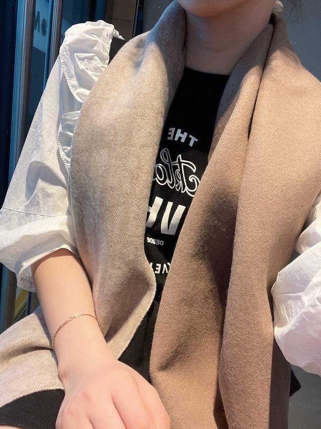 Dior 迪奥 最新款围巾 男女士的福利 超温柔洋气的双面设计 感觉这个比以往的设计都更显年轻更显温柔更气质有木有 感觉她能与一万件上衣匹配在一起 双面围巾设计