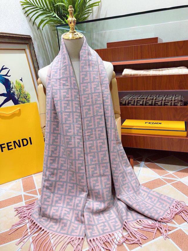 芬迪 Fendi 2023火爆新款以其精湛的工艺技术和源源不断的想像力 成为当代最具艺术魅力法国巴黎的高档品牌 下方充满奢华气息的芬迪灵魂logo 为时尚的围巾