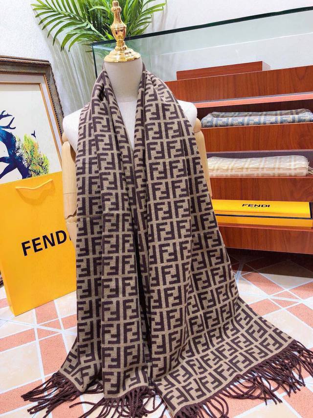芬迪 Fendi 2023火爆新款以其精湛的工艺技术和源源不断的想像力 成为当代最具艺术魅力法国巴黎的高档品牌 下方充满奢华气息的芬迪灵魂logo 为时尚的围巾