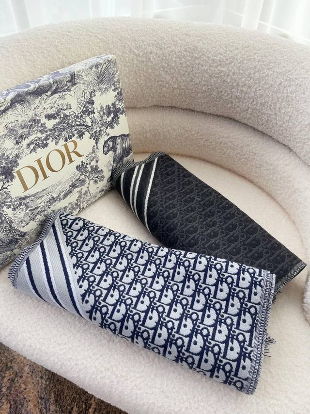 Dior 迪奥 最新款围巾 男女士的福利 超温柔洋气的双面设计 感觉这个比以往的设计都更显年轻更显温柔更气质有木有 感觉她能与一万件上衣匹配在一起 双面围巾设计