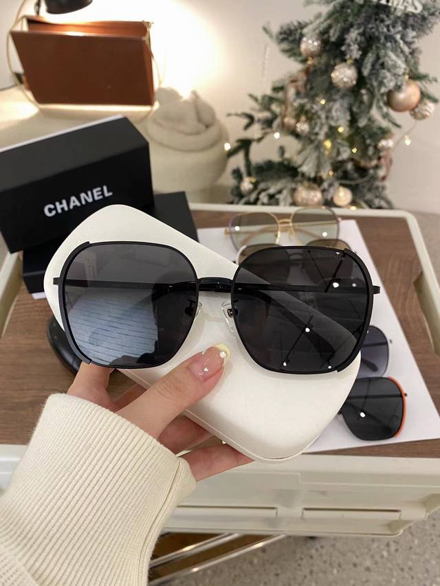 Chanel墨镜 2022新款ch6289 Size 59-16-140 兼复古与时髦与一身金属双拼接色 弹簧腿设计 眼镜墨镜太阳镜