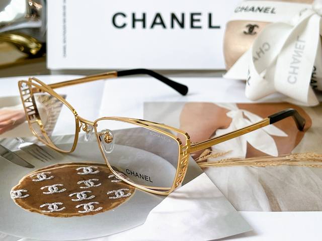 Chanel 又一小框凹造型神器 侧面logo设计实在不要太好看 简约大气高级上脸绝绝子 型号9559 尺寸 60-16-140 眼镜墨镜太阳镜
