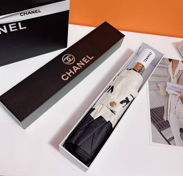 Chanel 香奈儿 低调奢华风格 只为懂她的人呈现 这款集合香奈儿灵魂logo为一体的设计风格高雅奢华 带在身上带来独特视觉效果 非常推荐的款 为伞而动 骄阳