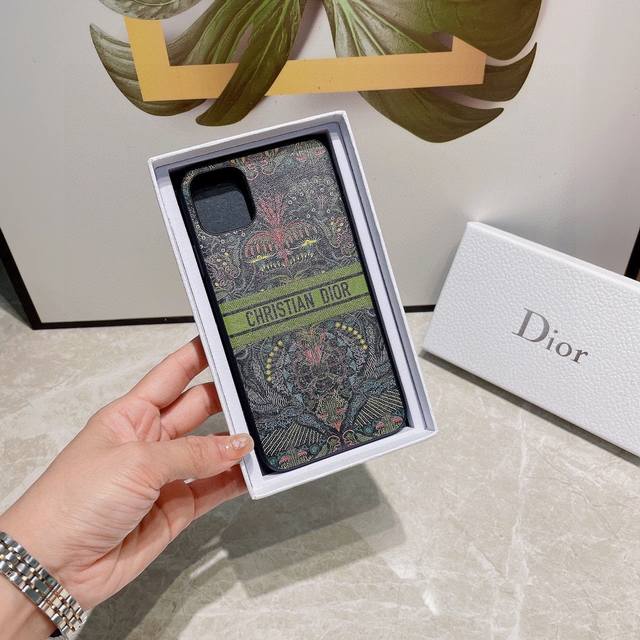 Dior官网同步原版贴皮手机壳爱之光light Of Love 系列手机壳 型号 为了不出现报错型号 请打开本机查看手机设置显示的型号 Iphone14 6.1