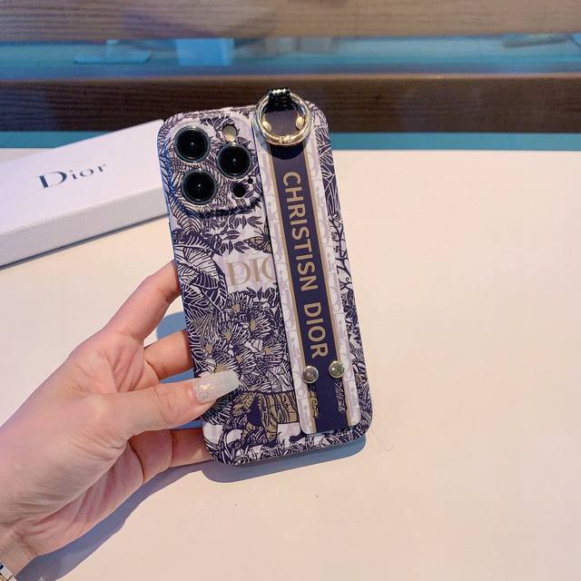 今日新款.Dior腕带款手机壳 迪奥森林物语 直边相框 全包磨砂软壳 型号 为了不出现报错型号 请打开本机查看手机设置显示的型号 Iphone14 6.1 Ip