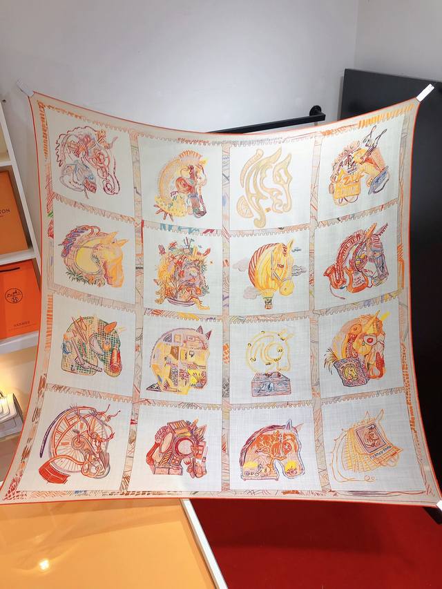 Rhms23111原单爱马仕 骏马棱镜 140Cm丝绒方巾 设计师在方巾上描绘了十六匹骏马 将爱马仕珍爱的动物与多样的休闲活动结合在一起 细致呈现各种场景 包括