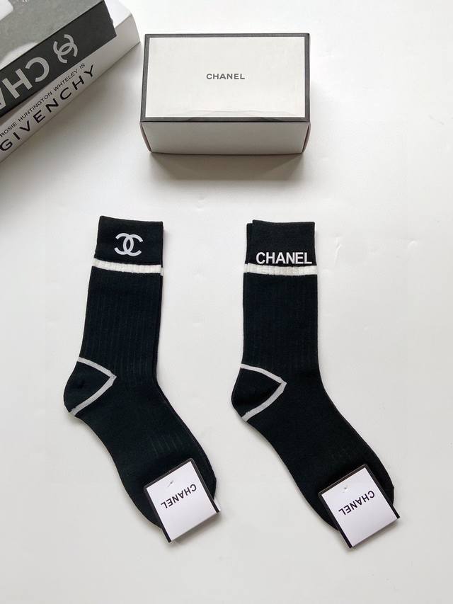 配包装 一盒2 双 Chanel 香奈儿 字母 Logo 纯棉中筒袜 Ins爆款 专柜在售ing 好看到爆炸 超高品质 经典不过时 潮人必不能少的专柜代购品质