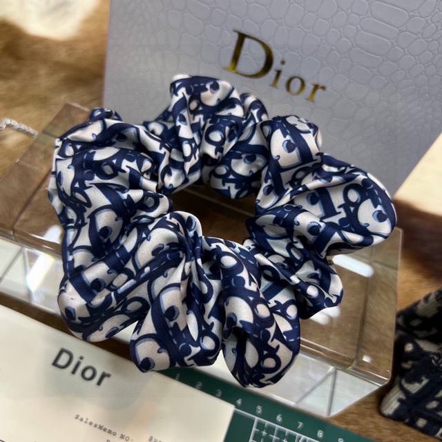 配包装 Dior 迪奥 经典字母真丝发圈 带头上或者手上都非常好看 时尚百搭人手必备单品发夹