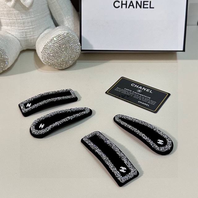 两件套 配全套包装 Chanel 香奈儿 今年最好卖的新款 Vintage中古复古发夹 超仙的一对 时髦精 随便入的款发夹
