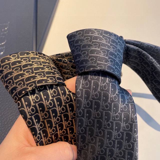 配包装 爆款到do家新款老花领带 Dior男士 D家logo系列领带 稀有展现精湛手工与时尚优雅的理想选择 这款采用do家最经典极具标志性logo提花制成的领带