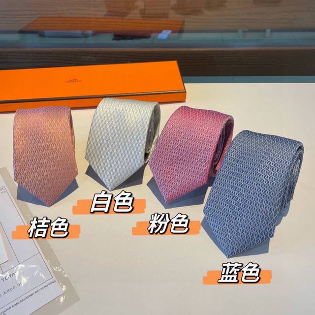 配包装专柜同歩精致的小logo提花 低调奢华大气的配色 这款领带将lv标志性的damier图案以同色调手法演绎的更显雅致风范 让男士可以充分展示自己个性 100