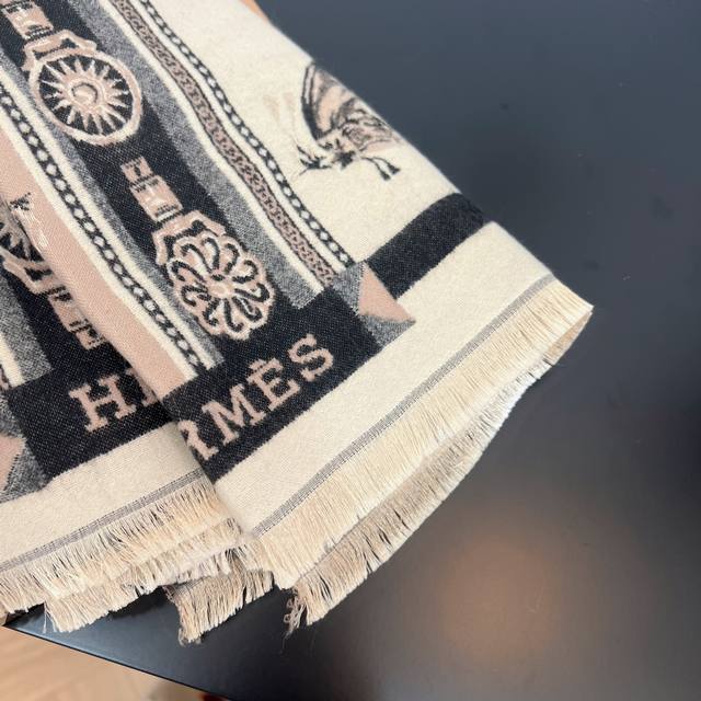 爱马仕以其精湛的工艺技术和源源不断的想像力 成为当代最具艺术魅力法国巴黎的高档品牌 下方充满奢华气息的灵魂logo 为时尚的围巾注入灵魂 条纹边框花纹 暖心又大