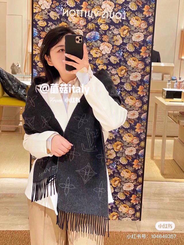 Louis Vuitton新款双面围巾 Mahina Flight Mode 围巾一面采用提花工艺织就 Monogram 镂花图案 另一面浸染含蓄纯色 山羊绒