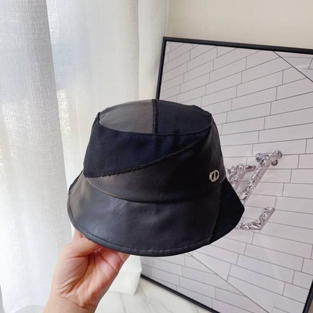 Cd迪奥 遮阳渔夫帽 时尚又遮阳 随意的慵懒风 皮料拼接都是真皮 版型稳稳的帽子渔夫帽棒球帽针织帽