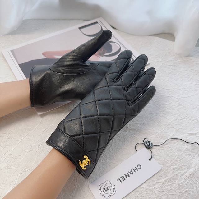 香奈儿新款女士手套 一级羊皮 皮质超薄柔软舒适 特显手型 质感超群 码数 均码
