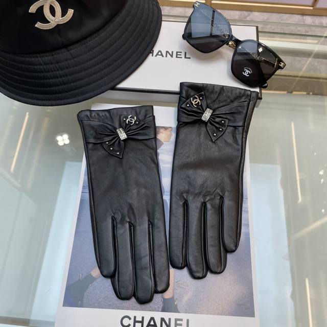 Chanel新款女士手套 一级羊皮 皮质超薄保暖舒适 柔软舒适 特显手型 质感超群 码数 M L