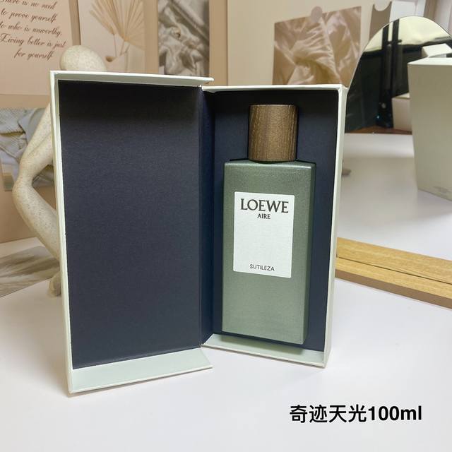 原单品质 罗意威奇迹天光女款淡香水100Ml Loewe Aire Sutileza 马德里天光系列中花香最迷人 感觉最微妙的诠释 这款花香清新宜人的香水 以柑