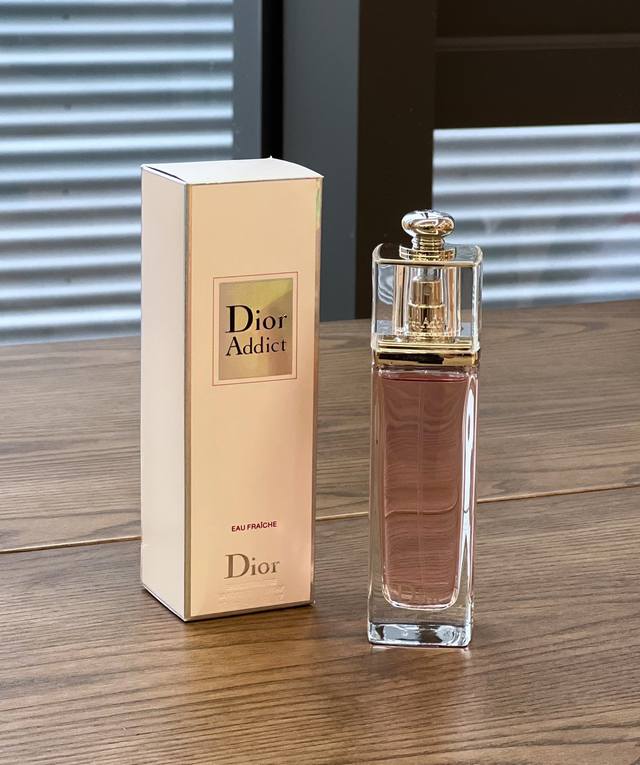 专柜品质 迪奥香水的粉红魅惑 是一款非常受欢迎的女性香水 它的香味非常迷人 散发着浓郁的甜美花香 让人感到温柔 柔和而又充满魅力 这款香水的调香师以玫瑰花为主调