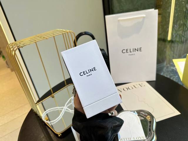 专柜品质 Celine的black Tie 礼服香水 简直是让人欲罢不能味道 作为中性风格的香水 有着十足的侵略性的味道 虽然很浓但是一点也不上头 太适合干冷的