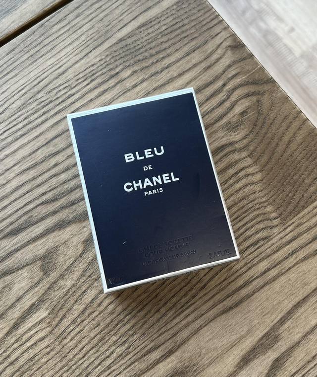 专柜品质 一切自由与感性都藏在仲夏夜的 蔚蓝 都市时刻 Chanel蔚蓝男士香水 浓香 规格:100Ml 午夜的蔚蓝都市时刻将深植于这片土壤的自由意志不断放大
