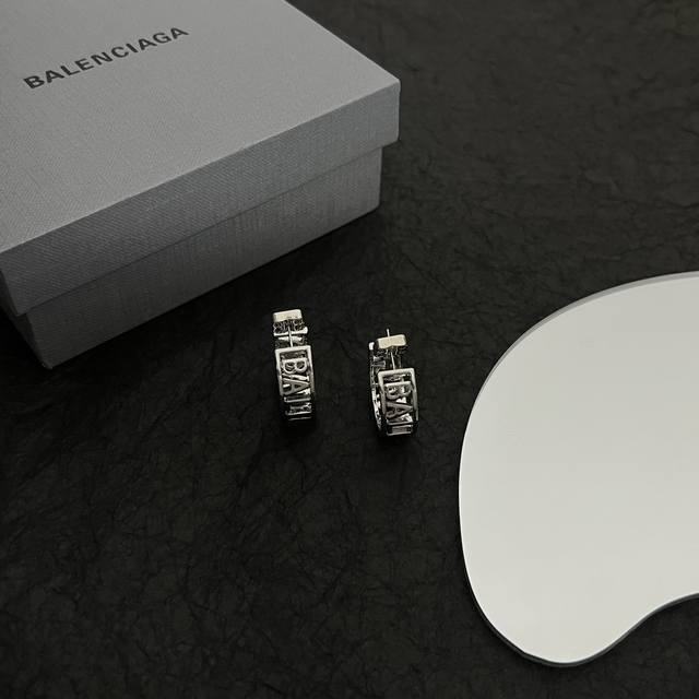巴黎世家 Balenciaga 字母耳环 简单大方 大牌金质感饱满 搭配衣服超好看