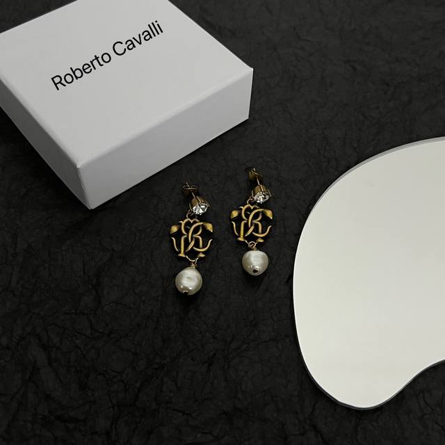 Roberto Cavalli 其狂野性感的风格成为时尚潮流的先锋 它将两种秉性迥异的材质融于一体 简单朴素与奢华贵气两种极端气质的混合
