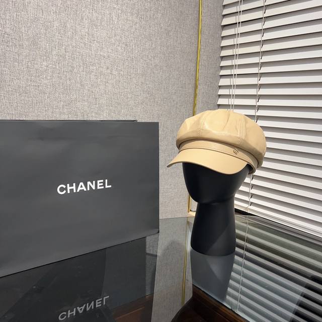 Chanel 香家*皮质八角帽 只是一款超级有复古味道的时装报童帽 圆形帽顶能做到帽型如此正宗需要非常精湛的工艺 圆弧帽身自带立体造型感 随便往上一戴就很有型