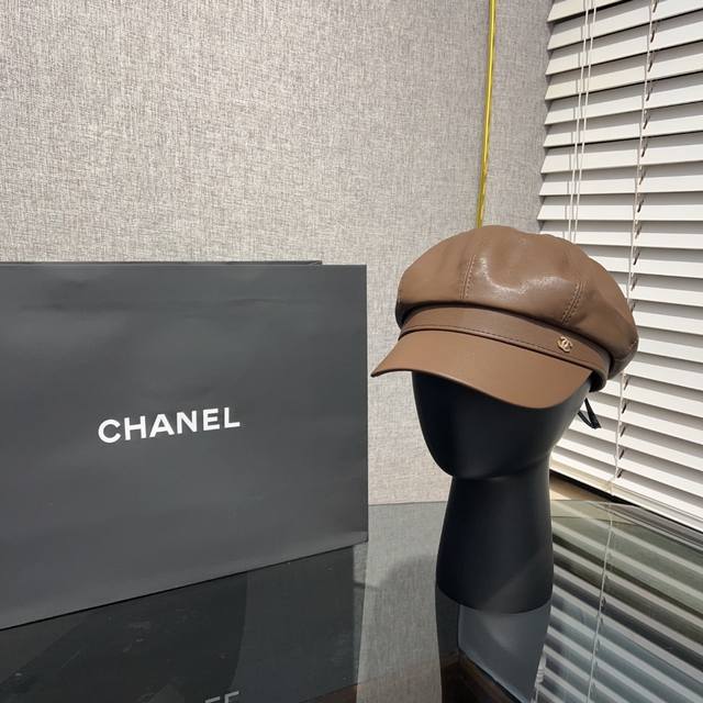 Chanel 香家*皮质八角帽 只是一款超级有复古味道的时装报童帽 圆形帽顶能做到帽型如此正宗需要非常精湛的工艺 圆弧帽身自带立体造型感 随便往上一戴就很有型