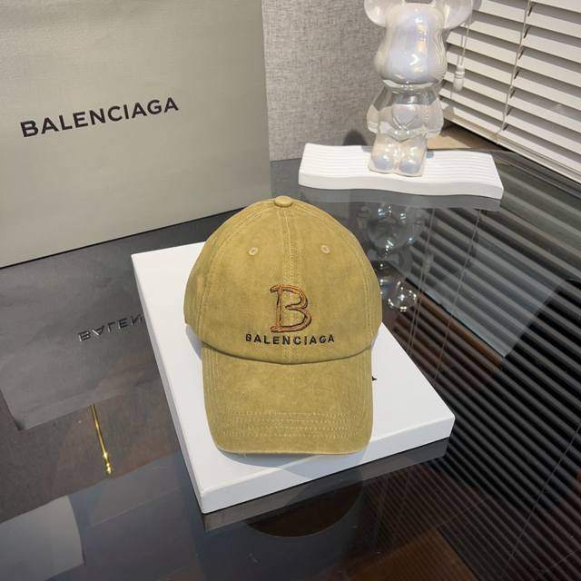 巴黎世家 Balenciaga 洗花棒球帽 做旧洗水打破沉闷感 这种简单中又带着小个性的设计感真的太绝了 基本什么风格的衣服都能搭配上 好看就对了