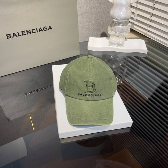 巴黎世家 Balenciaga 洗花棒球帽 做旧洗水打破沉闷感 这种简单中又带着小个性的设计感真的太绝了 基本什么风格的衣服都能搭配上 好看就对了