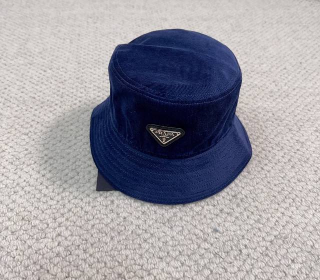Prada 新款灯芯绒系列渔夫帽 非常适合现在的一款帽子 穿搭必备 复古时尚 特别的颜色上头简直秒杀全场