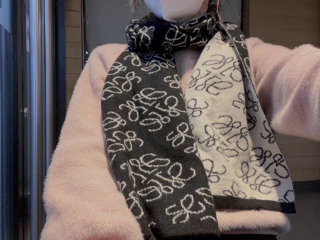 Loewe 原单 重磅推荐 新款针织围巾 低调的奢侈感 极品柔美精英高手级别的时髦感围巾 这款loewe羊绒提花围巾越看越爱 越看越时髦 这种工艺和配色一看就知