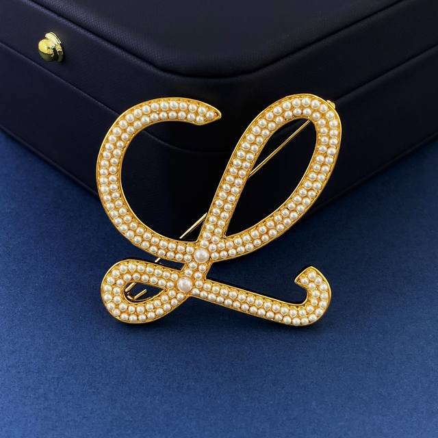 Le92 65 65 Loewe 罗意威光面l字母标志小珍珠装饰面胸针 黄铜材料镀金 颜色 金色 尺寸 约长4.3Cm*宽4.2Cm*厚0.35Cm 测量不含针