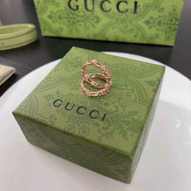 Gucci18K玫瑰金色戒指搭配白色钻饰钉与logo经典双g元素二者交替呈现 缔造熠熠生辉的造型感双g和花朵细节 尺寸 6一11