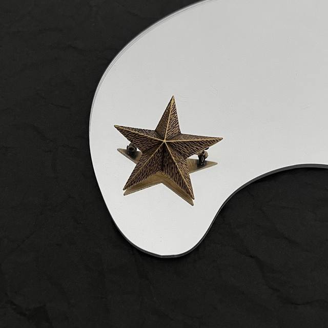 圣罗兰古铜金ysl胸针 五角星图案 金属质感超强 原装黄铜材质 优雅 抽象 大胆 潮人必备款